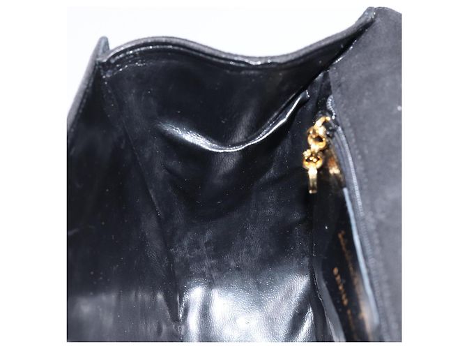 Borsa a Spalla Gancini in Camoscio Nero e Oro Auth 149105 di Salvatore Ferragamo D'oro - vista 19