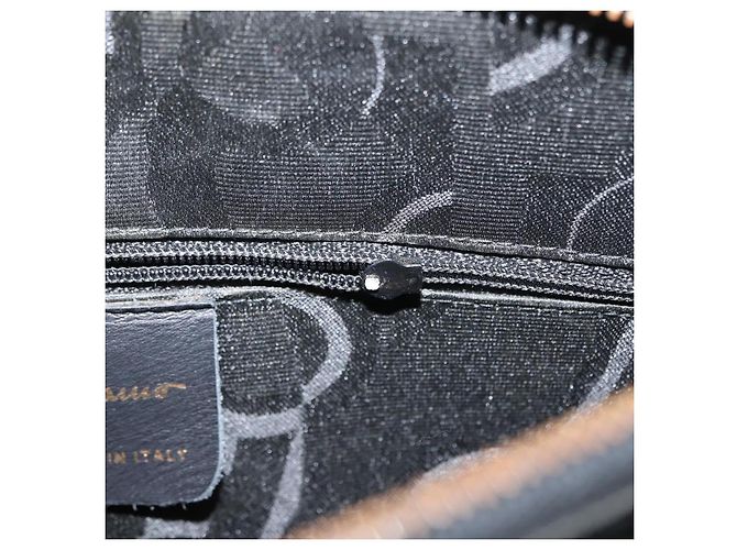 Borsa a Spalla Gancini in Pelle Nera e Oro Salvatore Ferragamo Auth 150293 Nero D'oro - vista 20
