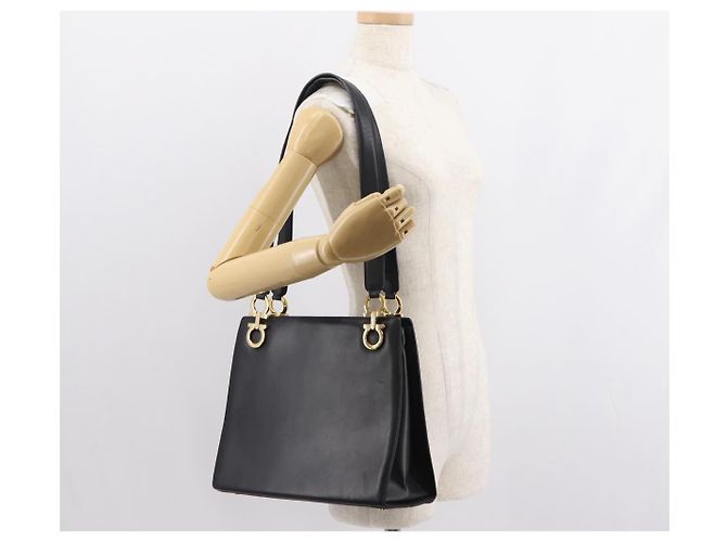 Borsa a Spalla Gancini in Pelle Nera e Oro Salvatore Ferragamo Auth 150293 Nero D'oro - vista 22