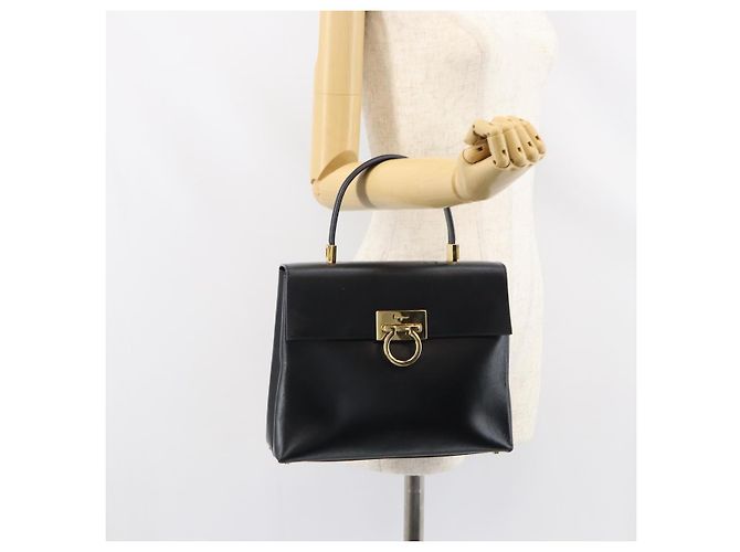 Borsa a mano Gancini in pelle nera e oro Salvatore Ferragamo Auth 155657 Nero D'oro - vista 23