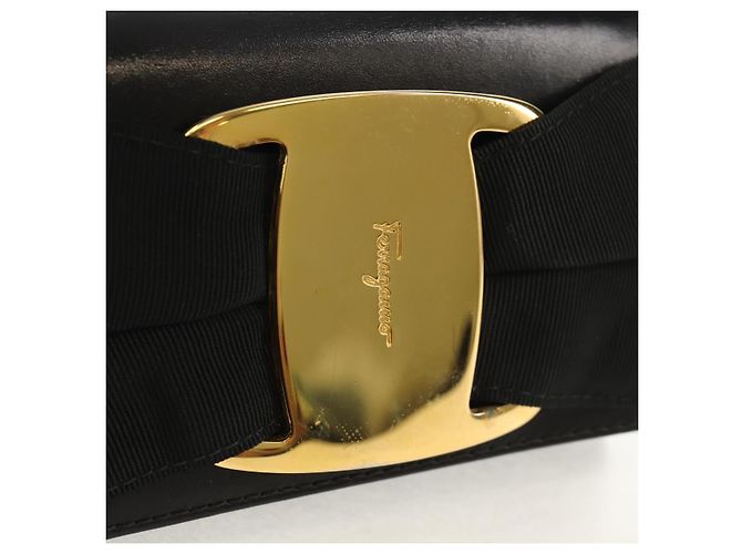 Borsa a Spalla Vala in Pelle Nera e Oro Auth BA8393V di Salvatore Ferragamo Nero D'oro - vista 19