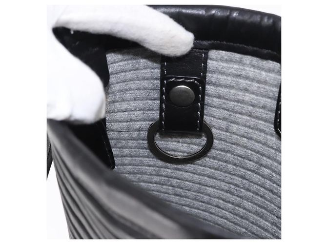 Borsa a Spalla Gancini in Pelle Nera e Argento di Salvatore Ferragamo Auth gh1244 Nero - vista 19