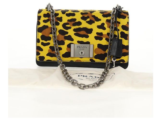 Borsa a spalla con catena PRADA in nylon giallo argento autentica ka595V - vista 12
