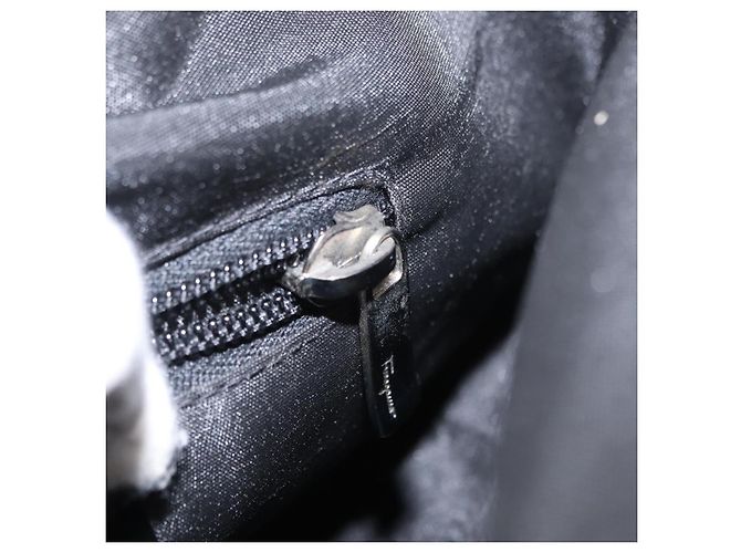 Borsa a Spalla Gancini in Pelle Nylon Nera Argento Salvatore Ferragamo Auth bs30802 Nero - vista 19