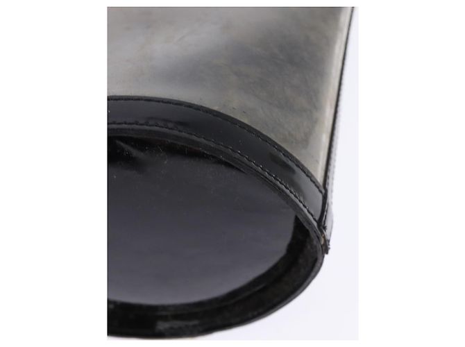 Borsa a Spalla Gancini in Vinile Nero e Oro Auth 145025 di Salvatore Ferragamo D'oro - vista 13