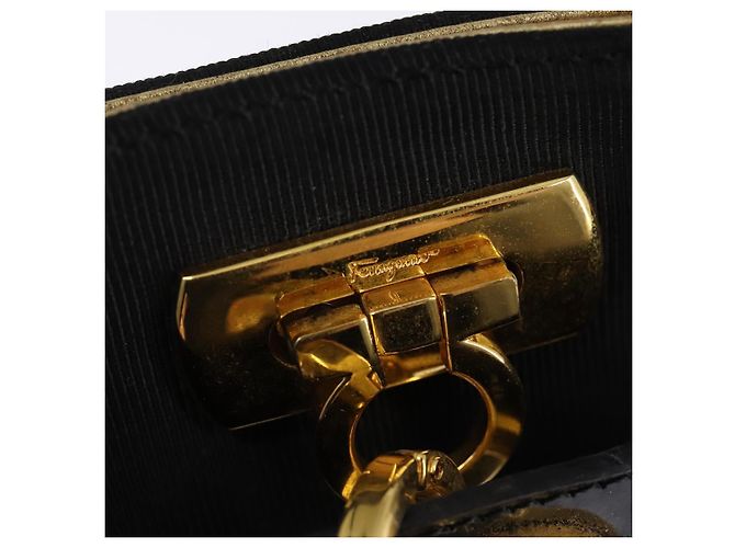 Borsa a Spalla Gancini in Vinile Nero e Oro Auth 145025 di Salvatore Ferragamo D'oro - vista 14