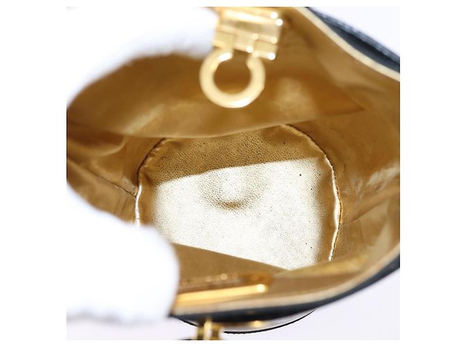 Borsa a Spalla Gancini in Vinile Nero e Oro Auth 145025 di Salvatore Ferragamo D'oro - vista 15