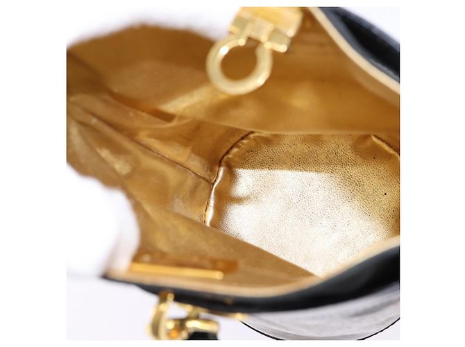 Borsa a Spalla Gancini in Vinile Nero e Oro Auth 145025 di Salvatore Ferragamo D'oro - vista 17