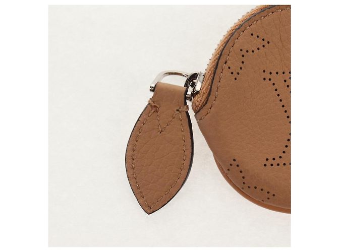 LOUIS VUITTON Mahina Portachiavi Modalità Volo Pouch Charm M00542 LV Auth 154957M Beige - vista 2