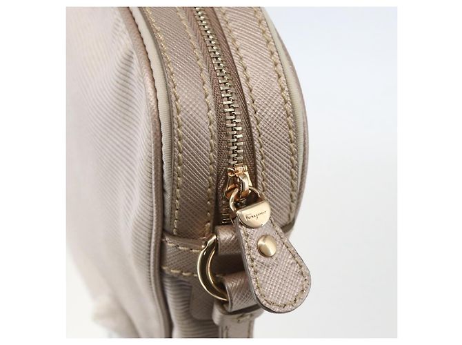 Borsa a spalla Vala in nylon beige oro Auth 159964 di Salvatore Ferragamo D'oro - vista 14