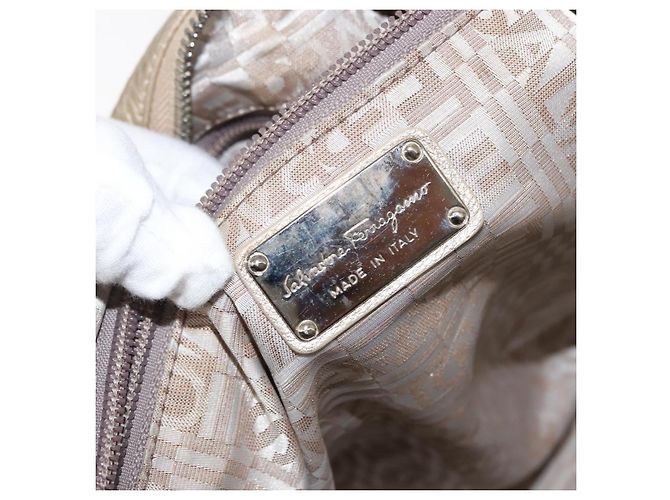Borsa Tote Gancini Marissa in pelle beige e argento di Salvatore Ferragamo Auth bs30081 - vista 20