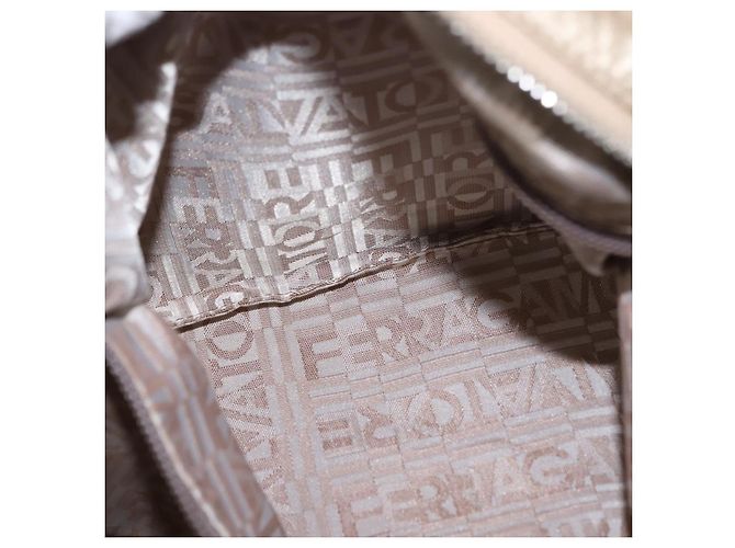 Borsa Tote Gancini Marissa in pelle beige e argento di Salvatore Ferragamo Auth bs30081 - vista 24