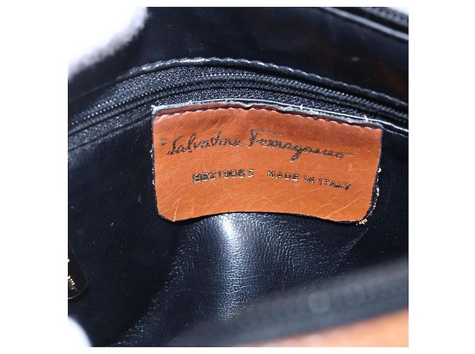 Borsa a Spalla Salvatore Ferragamo in Pelle PVC Nera Oro Auth BA7532 Nero D'oro - vista 12