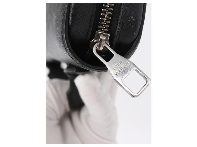 LOUIS VUITTON Cartera Larga Zippy XL Taiga Negra M44275 LV Auth 153416 Negro - vista 9