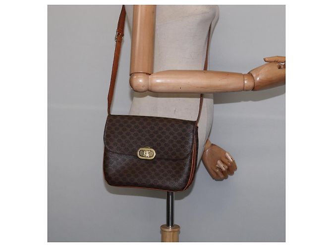 Céline CELINE Macadam Canvas Schultertasche aus PVC-Leder in Braun und Gold Auth 128916 Golden - Ansicht 25