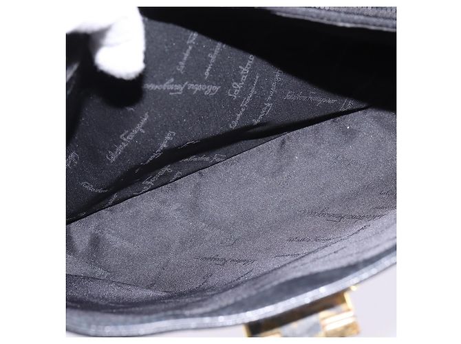 Borsa a Spalla Gancini in Pelle Nera e Oro Auth 144644 di Salvatore Ferragamo Nero D'oro - vista 19