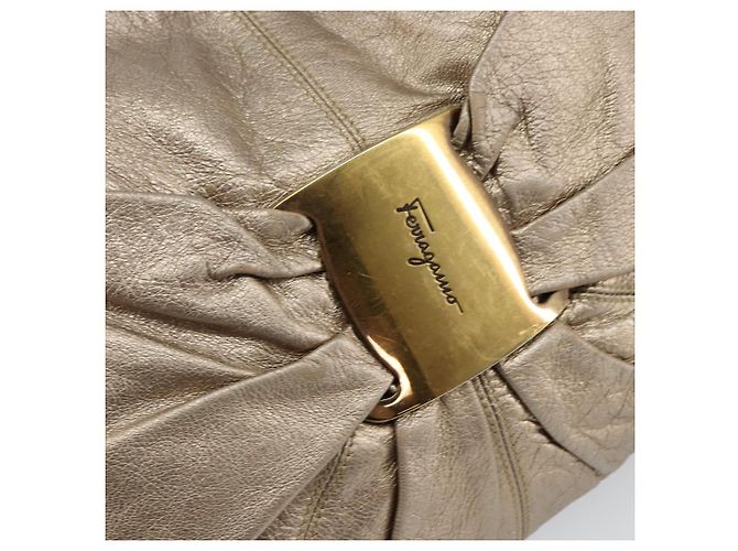 Bolso de Hombro Vala de Cuero Beige Dorado Auth 142849 de Salvatore Ferragamo - vista 17