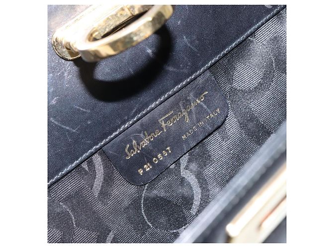 Borsa a spalla in pelle Gancini Chain di Salvatore Ferragamo Nero Oro Auth 143759 - vista 12