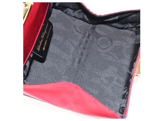 Borsa a mano Gancini in raso rosso e oro Auth 145507V di Salvatore Ferragamo D'oro - vista 11