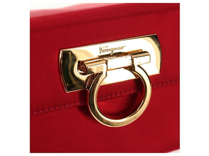 Borsa a mano Gancini in raso rosso e oro Auth 145507V di Salvatore Ferragamo D'oro - vista 17