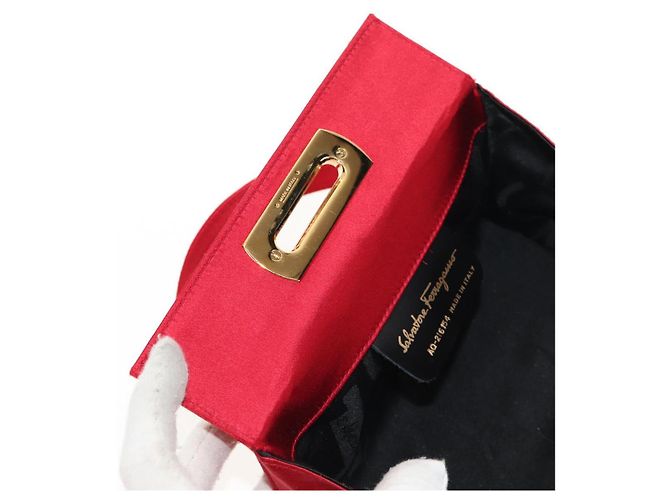 Borsa a mano Gancini in raso rosso e oro Auth 145507V di Salvatore Ferragamo D'oro - vista 18