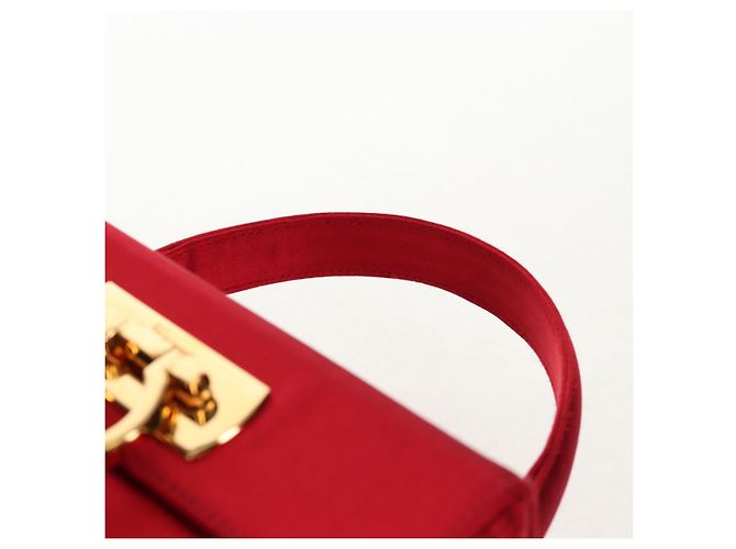 Borsa a mano Gancini in raso rosso e oro Auth 145507V di Salvatore Ferragamo D'oro - vista 8