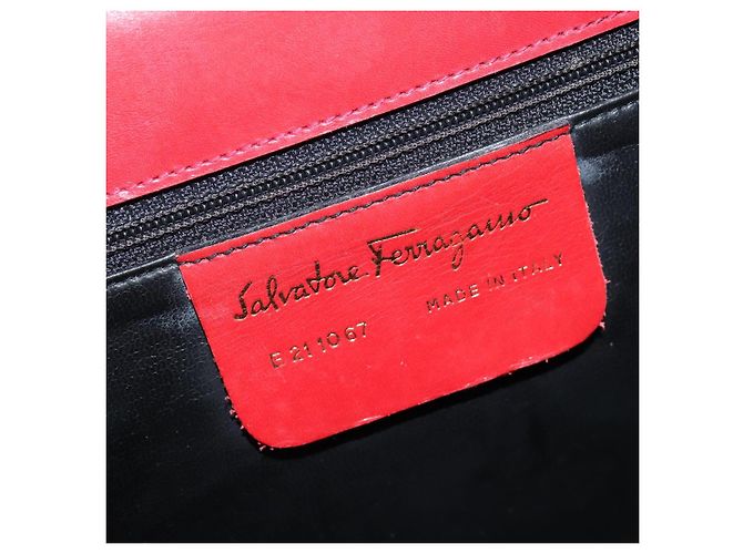 Borsa a Spalla Gancini in Pelle Rossa e Oro Salvatore Ferragamo Auth hk3177 Rosso D'oro - vista 12
