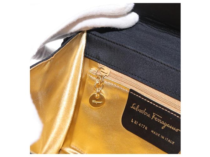 Borsa a Spalla Vala in Nylon Nero e Oro Salvatore Ferragamo Auth 156246 D'oro - vista 20