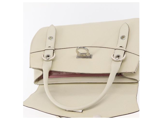 Bolsa de Ombro Gancini em Couro Branco e Prata da Salvatore Ferragamo Auth ka722 - vista 10