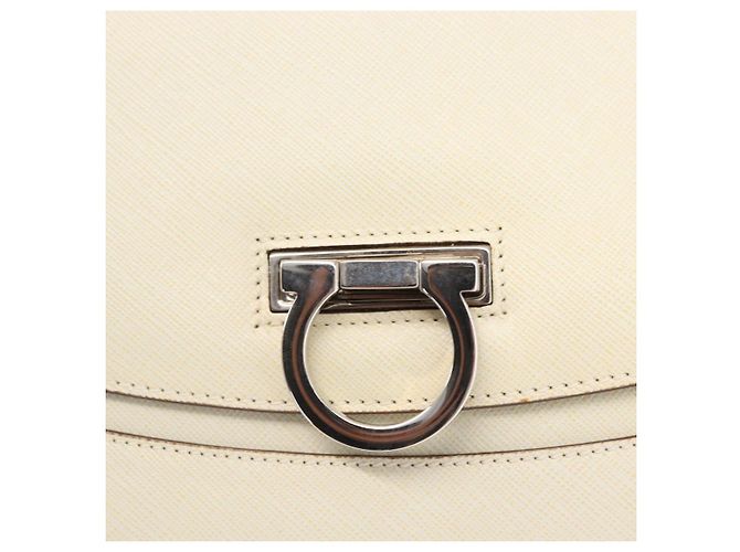 Bolsa de Ombro Gancini em Couro Branco e Prata da Salvatore Ferragamo Auth ka722 - vista 17