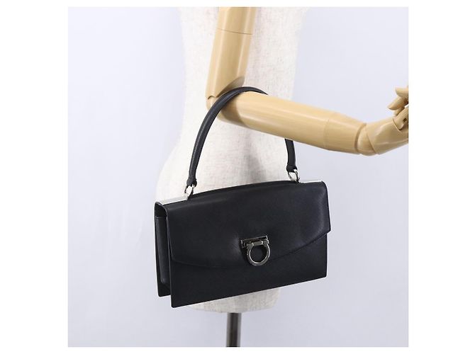 Borsa a Spalla Gancini in Pelle Nera e Argento Salvatore Ferragamo Auth 153903 Nero - vista 22