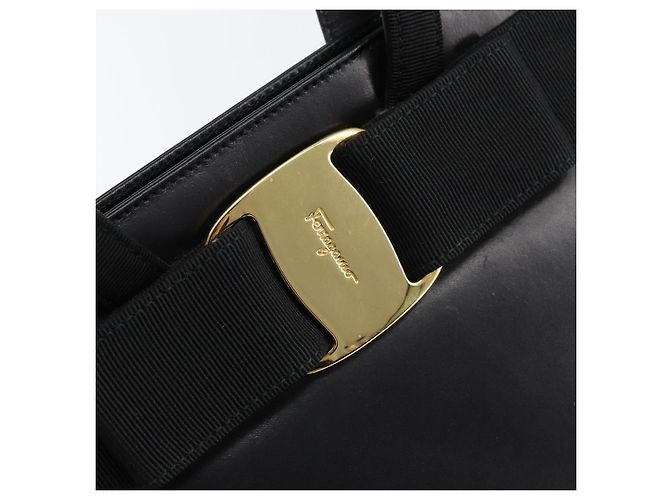 Borsa a mano Vala in pelle nera e oro Salvatore Ferragamo Auth gh1245 Nero D'oro - vista 14