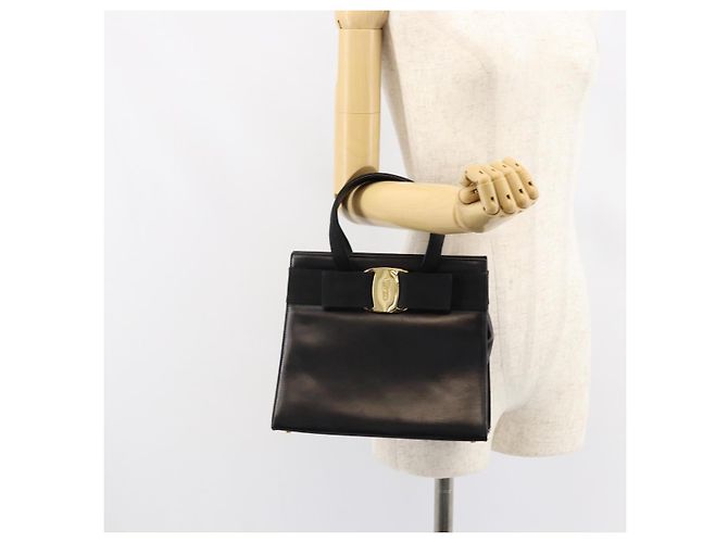 Borsa a mano Vala in pelle nera e oro Salvatore Ferragamo Auth gh1245 Nero D'oro - vista 21