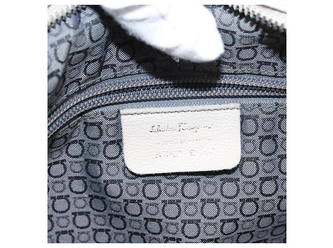 Borsa a Spalla Gancini in Pelle Argento Bianca Auth 149671 di Salvatore Ferragamo Bianco - vista 12