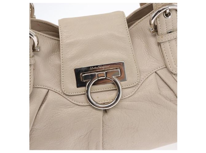 Borsa a Spalla Gancini in Pelle Argento Bianca Auth 149671 di Salvatore Ferragamo Bianco - vista 17
