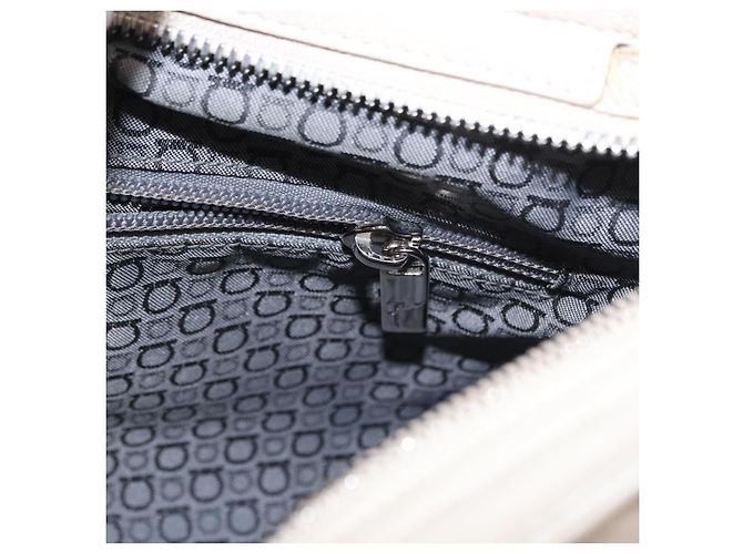 Borsa a Spalla Gancini in Pelle Argento Bianca Auth 149671 di Salvatore Ferragamo Bianco - vista 20