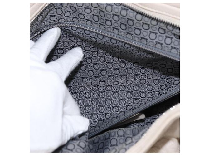 Borsa a Spalla Gancini in Pelle Argento Bianca Auth 149671 di Salvatore Ferragamo Bianco - vista 21