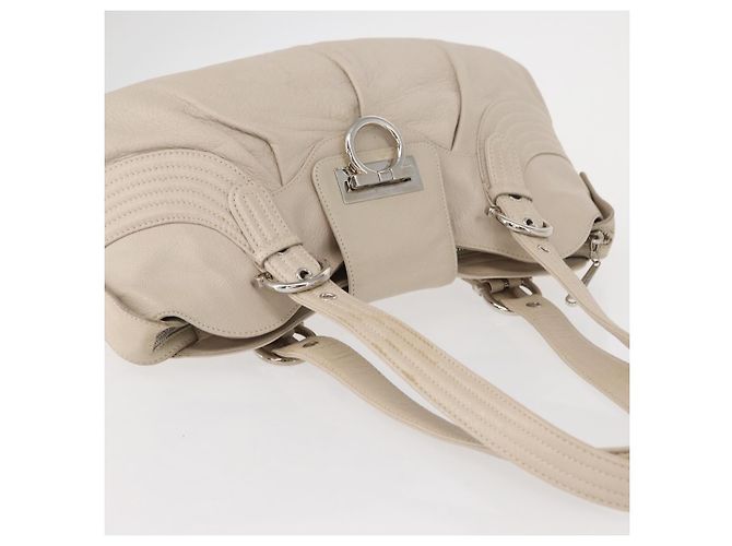 Borsa a Spalla Gancini in Pelle Argento Bianca Auth 149671 di Salvatore Ferragamo Bianco - vista 6
