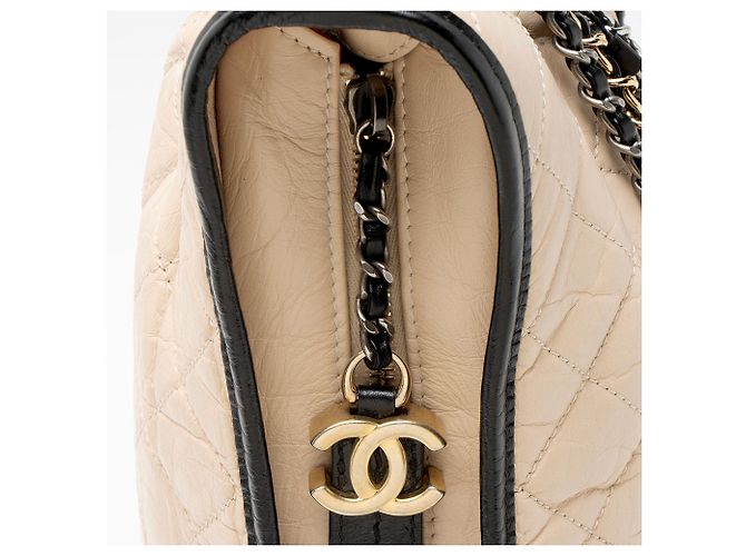 Chanel Gabrielle Medium Hobo en cuir de veau vieilli Marron Beige - vue 9