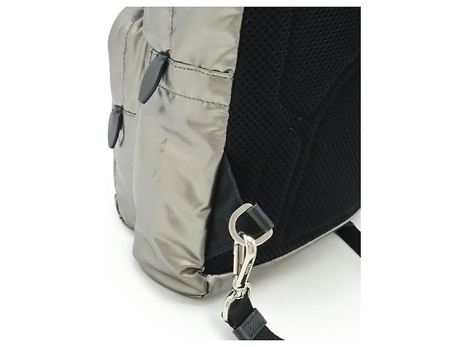 Bolsa de corpo em nylon e couro com logo triangular Prada Prata Metálico - vista 4
