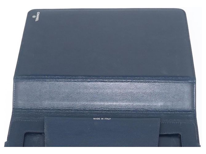 Custodia per iPad CHANEL in pelle caviar blu navy CC Auth BA8862 - vista 18