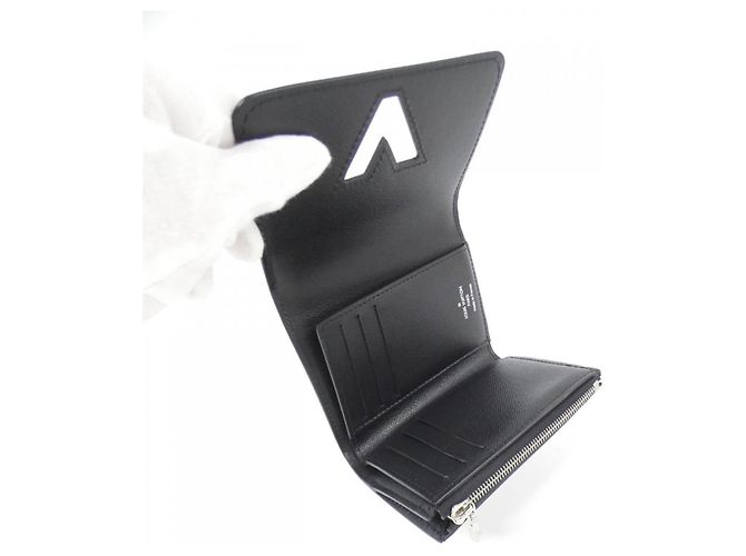 Billetera Compacta Twist Epi Louis Vuitton Negro - vista 4