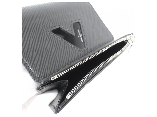 Billetera Compacta Twist Epi Louis Vuitton Negro - vista 5