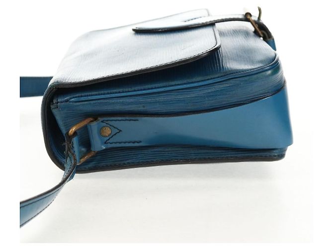 Borsa Cartouchiere Louis Vuitton in pelle Epi MM Blu - vista 3