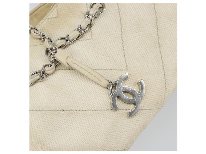 Borsa a spalla CHANEL in tela bianca con cucitura a V e CC argento Auth gh1368 Bianco - vista 10