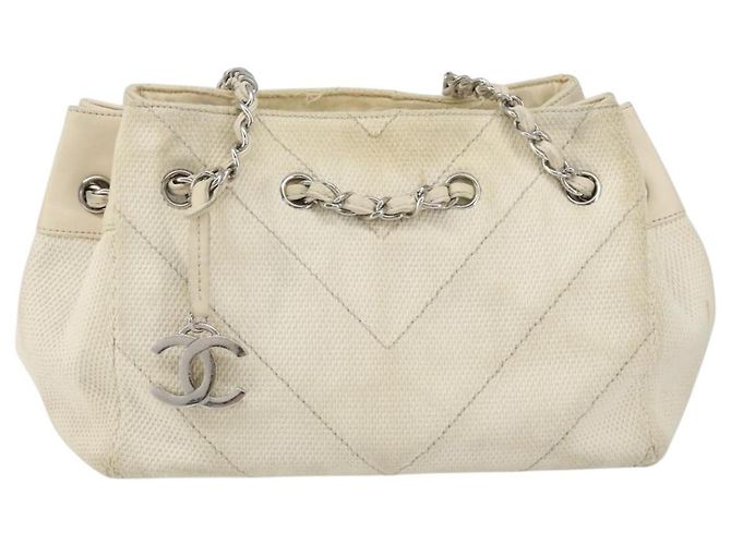 Borsa a spalla CHANEL in tela bianca con cucitura a V e CC argento Auth gh1368 Bianco - vista 13