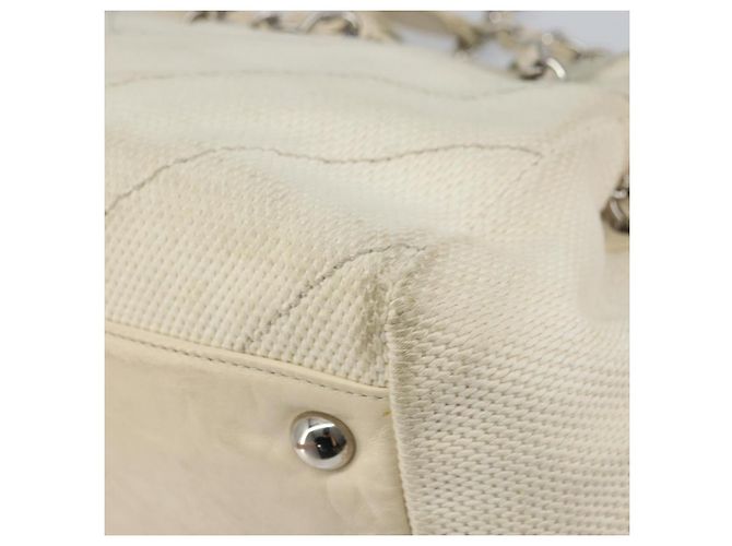 Borsa a spalla CHANEL in tela bianca con cucitura a V e CC argento Auth gh1368 Bianco - vista 15