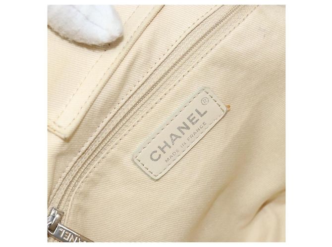 Borsa a spalla CHANEL in tela bianca con cucitura a V e CC argento Auth gh1368 Bianco - vista 17