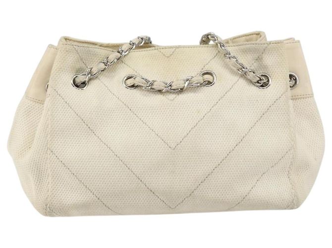Borsa a spalla CHANEL in tela bianca con cucitura a V e CC argento Auth gh1368 Bianco - vista 2