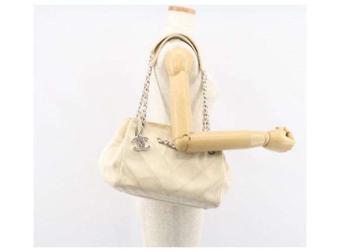 Borsa a spalla CHANEL in tela bianca con cucitura a V e CC argento Auth gh1368 Bianco - vista 23